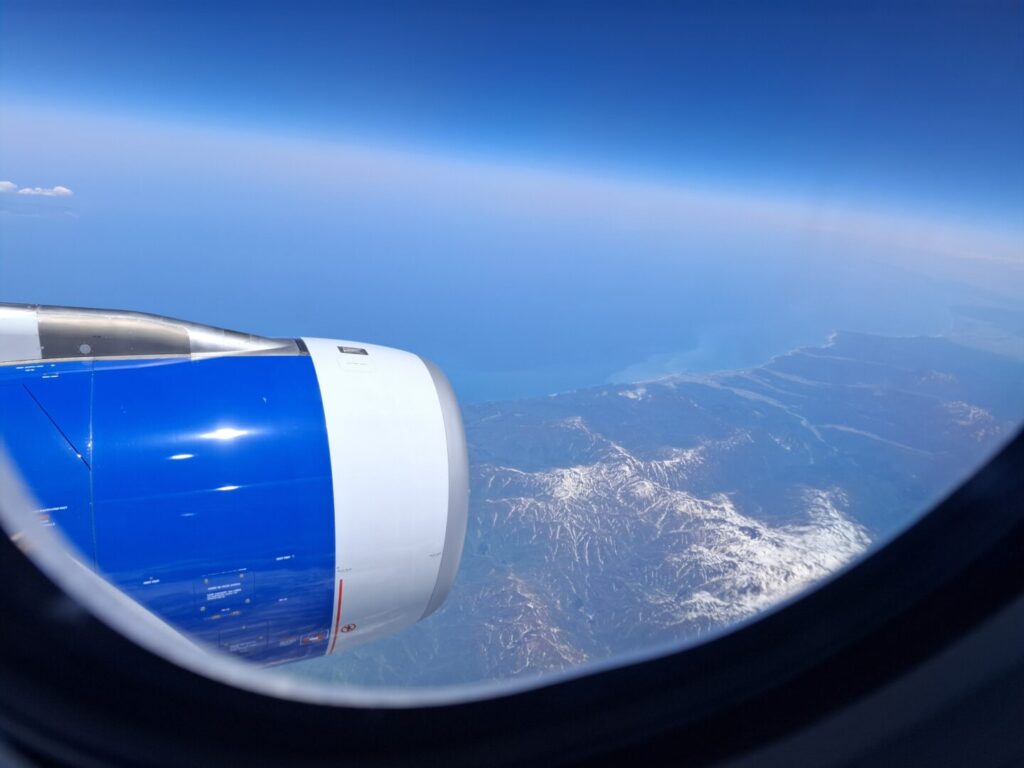 筆者が搭乗したパラタ航空ParataAirの機内から窓を通して眼下に広がる山々を撮った写真