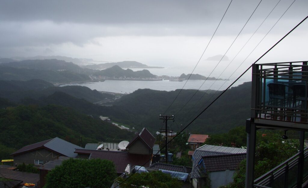 筆者が訪れた台湾の観光地九份で、高台にある九份から眼下の海の様子を撮った写真