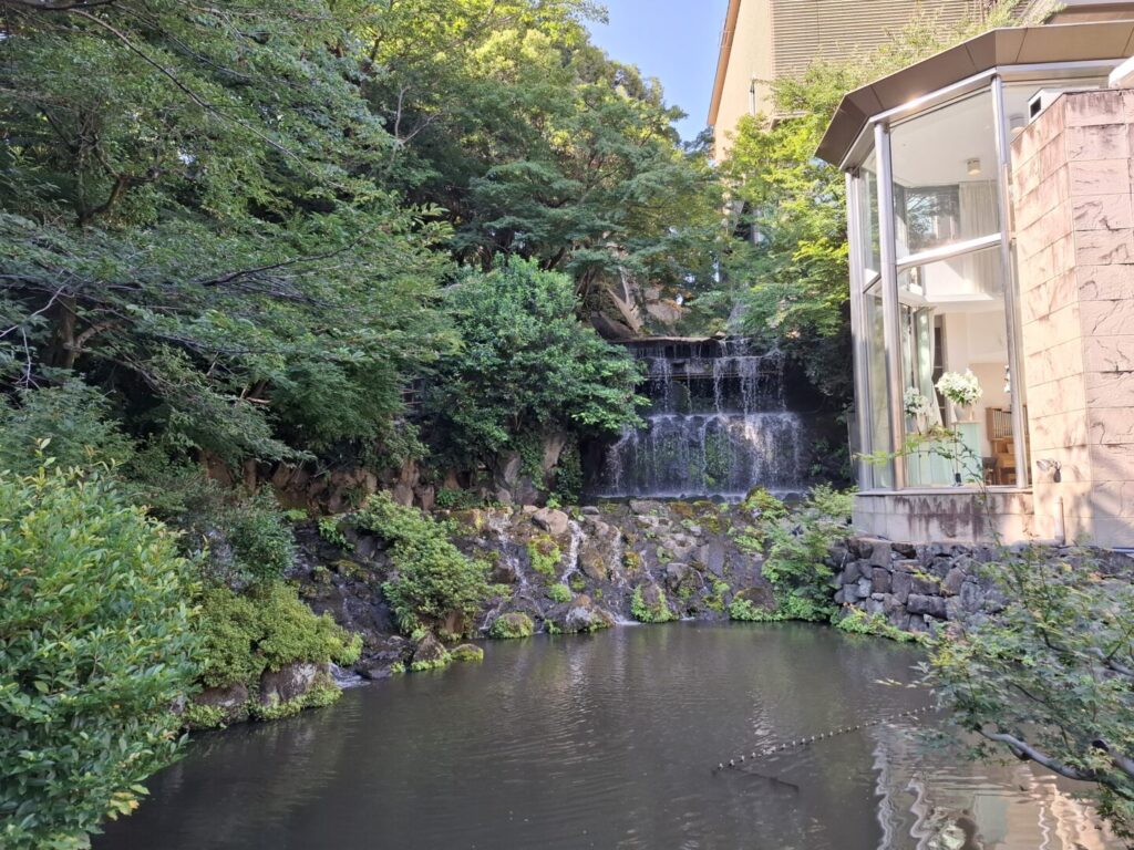 筆者が訪れた目白にあるホテル椿山荘の庭園にある滝を撮った写真