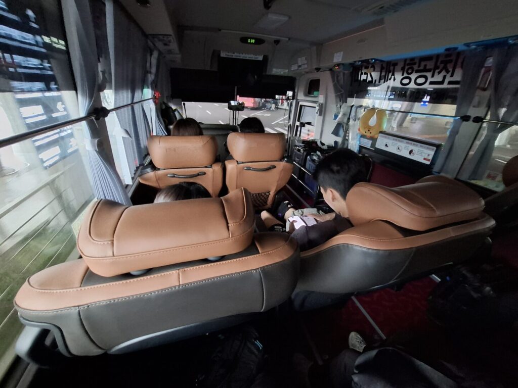 筆者が乗ったソウルの仁川空港からソウル市街に向かうリムジンバスのゆったりとした座席の様子