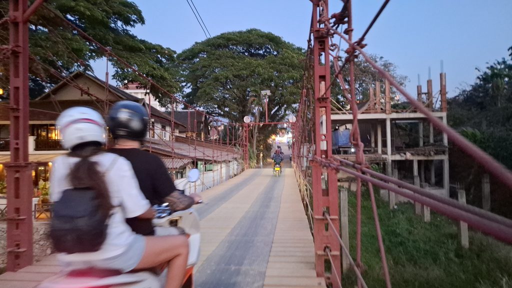 筆者がレンタルバイクでバンビエン市内の橋を渡っている様子を撮った写真