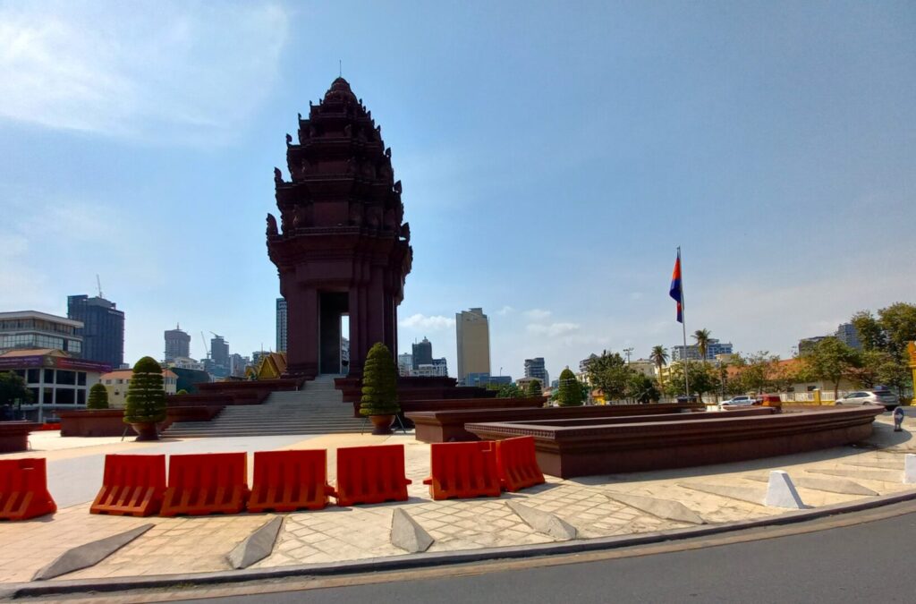筆者がカンボジアのプノンペンで独立記念塔を訪れた際に撮った写真