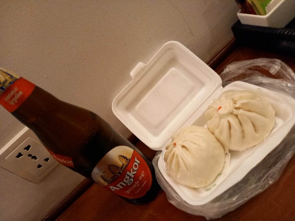 筆者が訪れたプノンペンのオルセーマーケット前にあるオルセーレストランで肉まんを買ってホテルに持ち帰ってビールと撮った写真