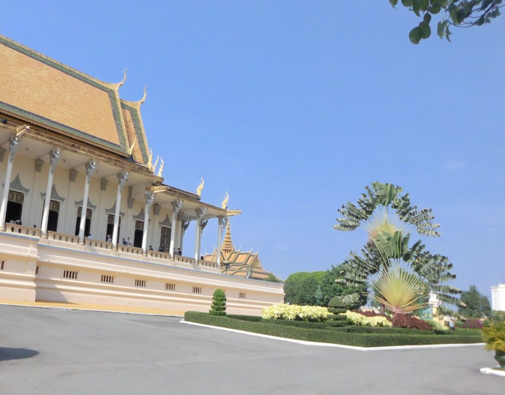 筆者がカンボジアのプノンペンで王宮を訪れた際に即位殿の裏側と旅人の木を撮った写真