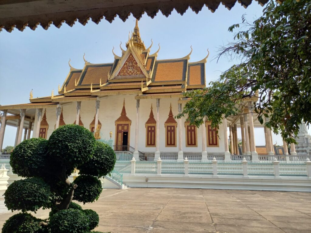 筆者がカンボジアのプノンペンで王宮を訪れた際にシルバーパゴダ本堂の裏側を撮った写真