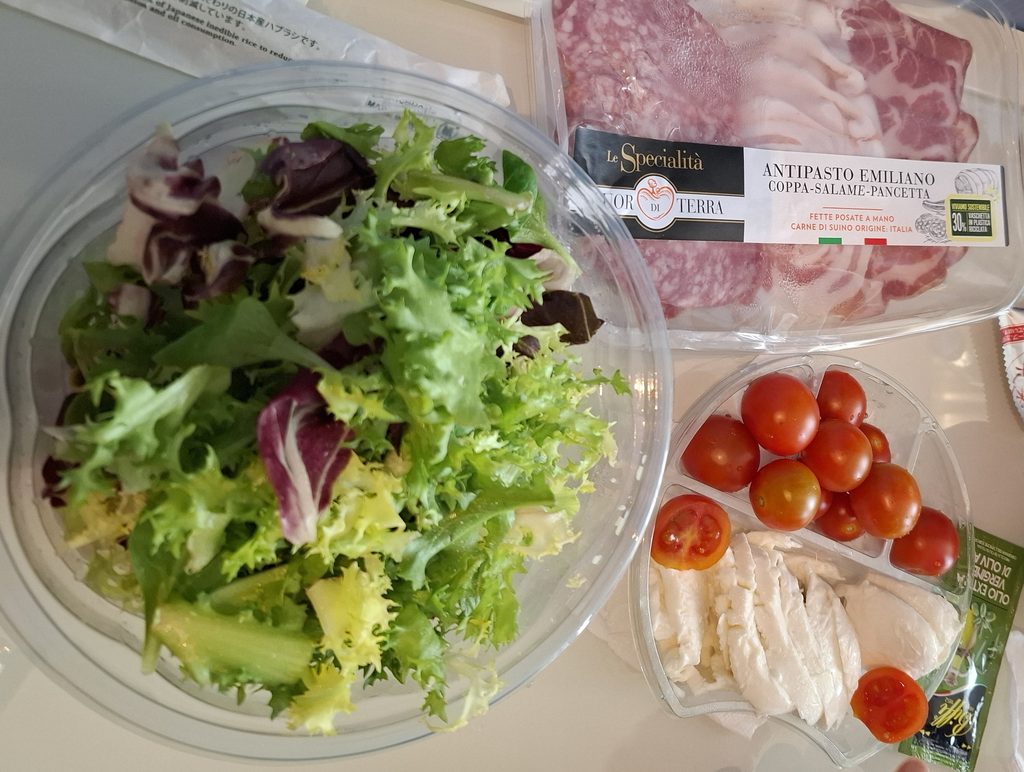 筆者が宿泊したホテルグラムミラノで、スーパーで買った食料を朝食として部屋でいただく様子を撮った写真