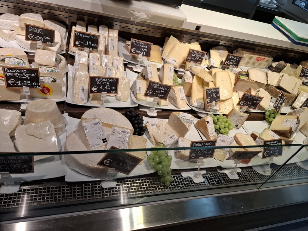 筆者が宿泊したミラノでミラノ中央駅の飲食店街でチーズ売り場の様子を撮った写真