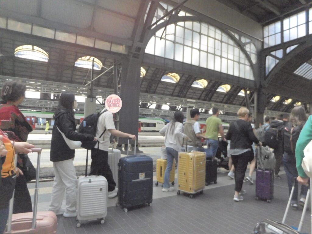 筆者がマルペンサ空港からミラノ中央駅行きのマルペンサエキスプレスに乗った際に、ミラノ中央駅に到着した時の混雑の様子