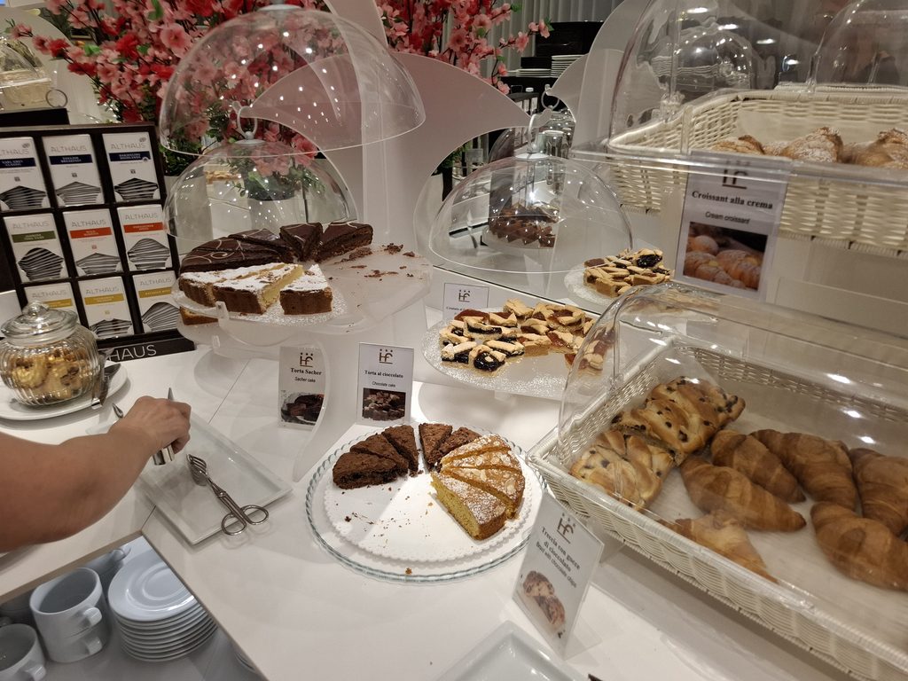 筆者が宿泊したミラノ駅前のホテルフローラでの朝食メニューで主にデザートの様子を撮った写真