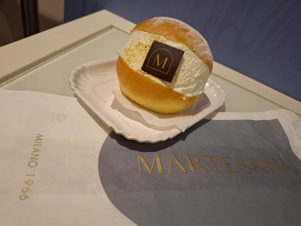 筆者がミラノで宿泊したホテルグラムミラノの近くのカフェでテイクアウトしたマリトッツオを撮った写真