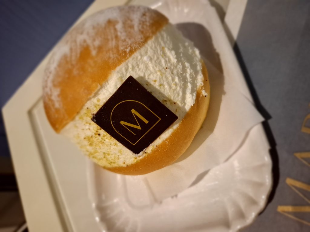 筆者が訪れたミラノ中央駅に隣接するフードコートで買ったマリトッツォを撮った写真