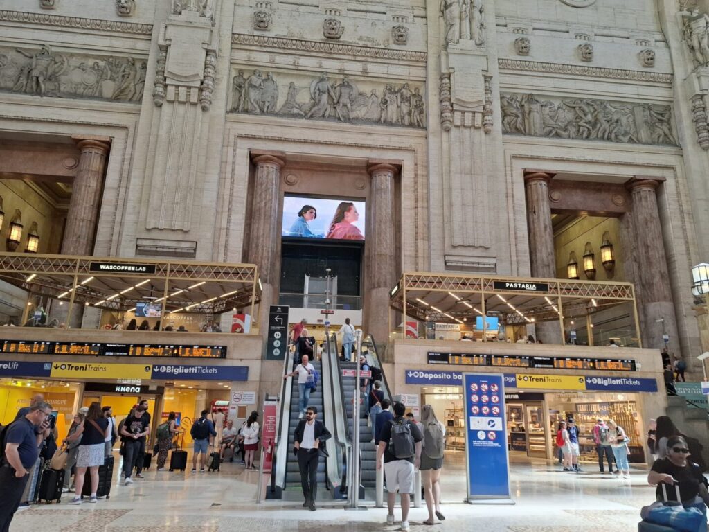 筆者が訪れたミラノでミラノ中央駅の入り口からホーム階に上がるところを撮った写真
