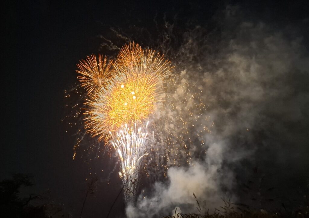 筆者が訪れた狭山市入間川七夕まつりでの花火大会の盛り上がった瞬間の花火を撮った写真