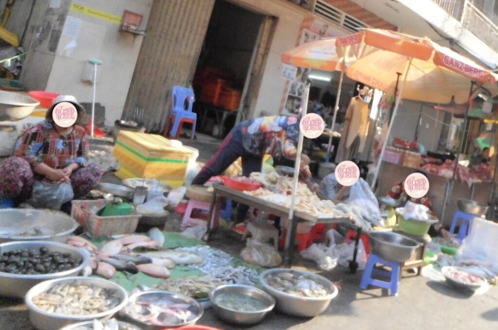筆者が訪れたオルセーマーケット裏の生鮮を売る商店で、生きた魚を売る屋台の写真