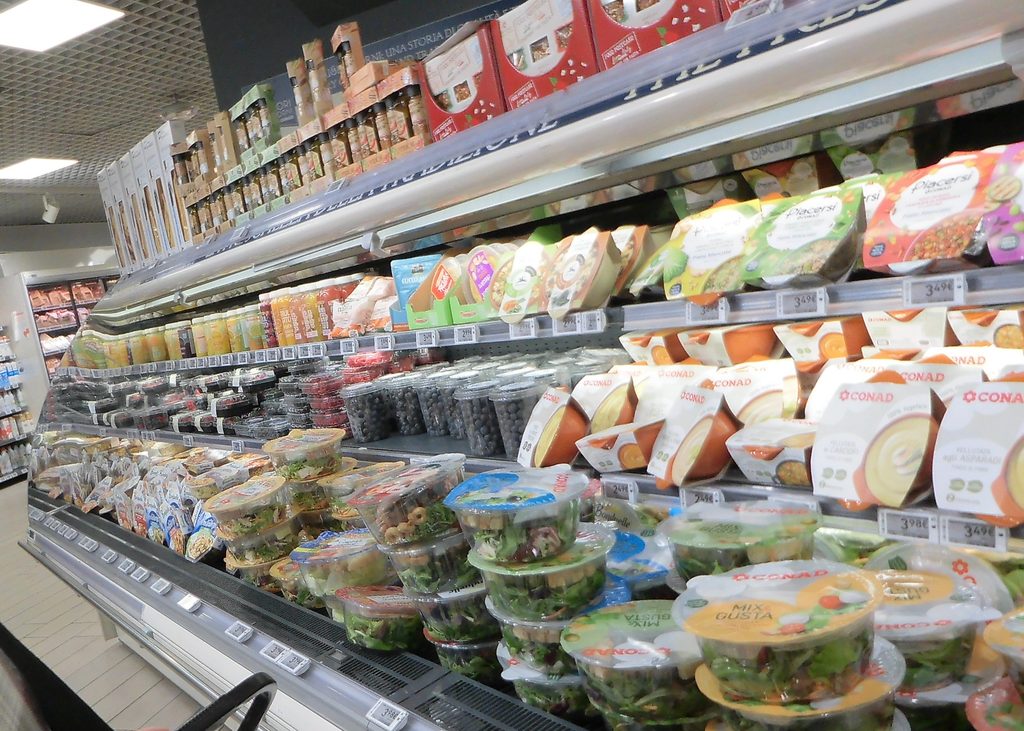 筆者がミラノで宿泊したホテルグラムミラノの近くのスーパーconadのサラダ売り場を撮った写真