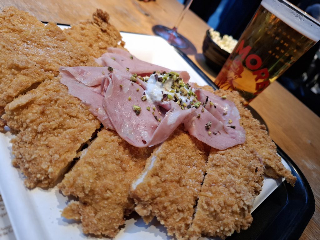 筆者が訪れたミラノ中央駅に隣接するフードコートで食べたミラノ風カツレツを撮った写真
