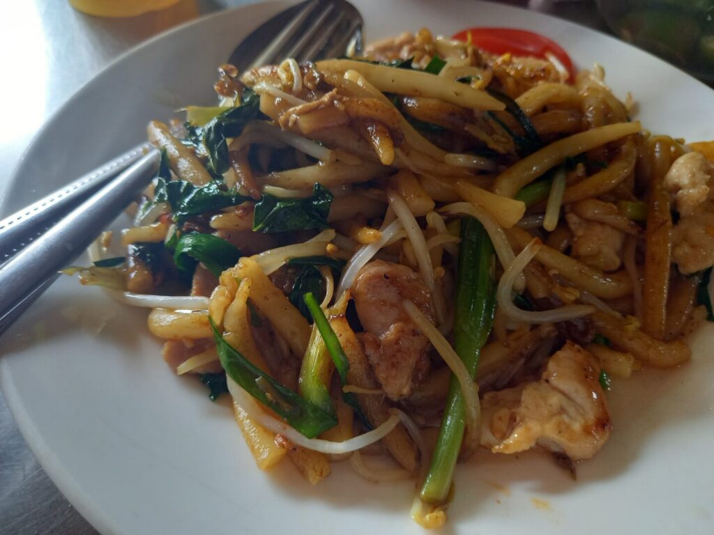 プノンペンのオールドマーケット近くの食堂でで食べた焼きそばを撮った写真