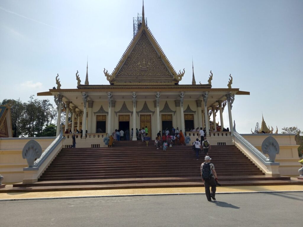 筆者がカンボジアのプノンペンで王宮を訪れた際に、即位殿の正面の写真
