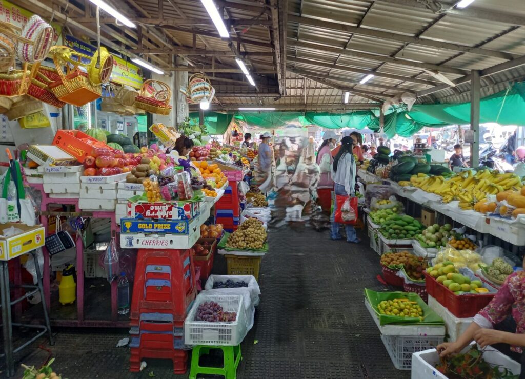 筆者が訪れたプノンペンのセントラルマーケットで果物店が並んでいるエリアの写真