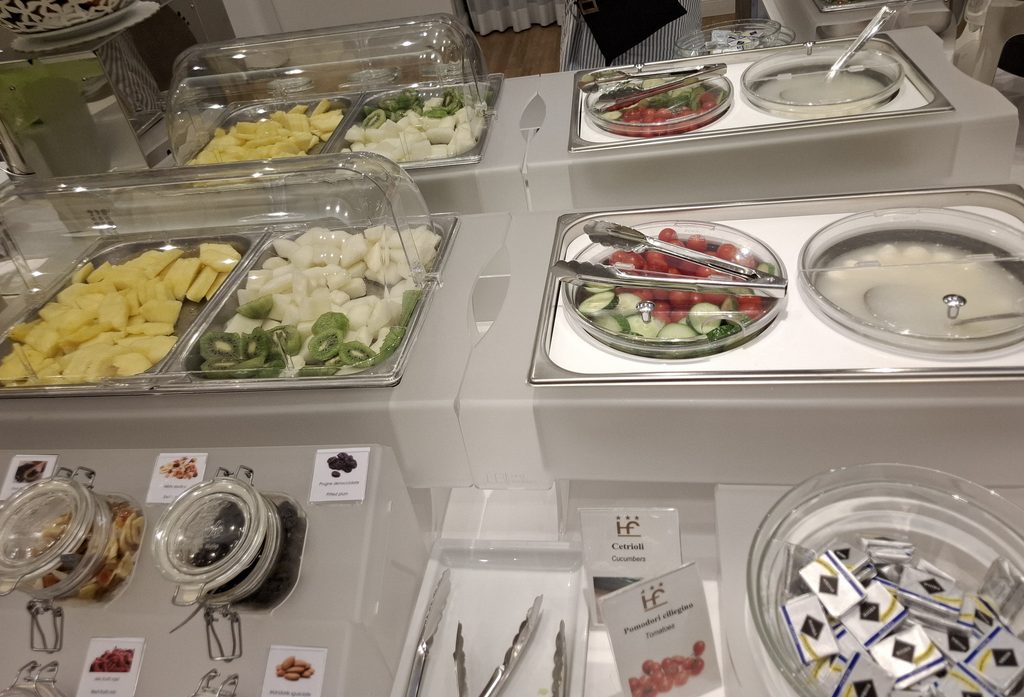 筆者が宿泊したミラノ駅前のホテルフローラでの朝食メニューでパンと野菜やフルーツの様子を撮った写真