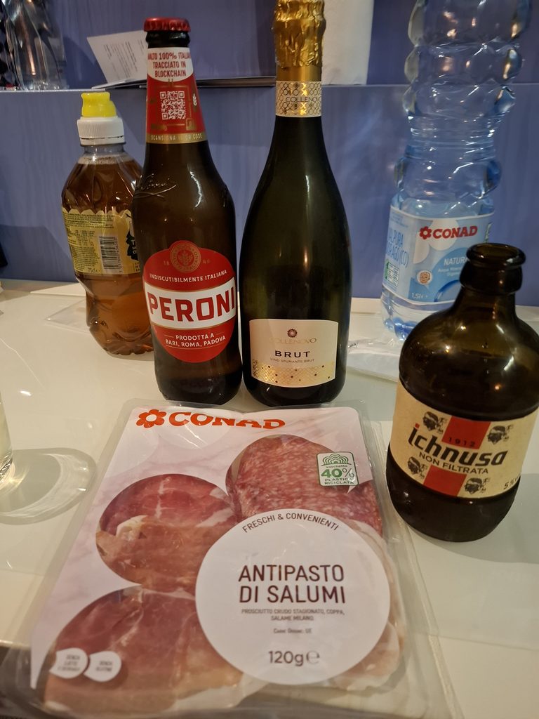 筆者がミラノで宿泊したホテルグラムミラノの近くのスーパーconadで買った生ハムなどを撮った写真