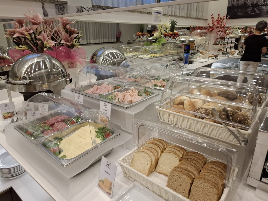 筆者が宿泊したミラノ駅前のホテルフローラでの朝食メニューでパンとハムチーズの様子を撮った写真
