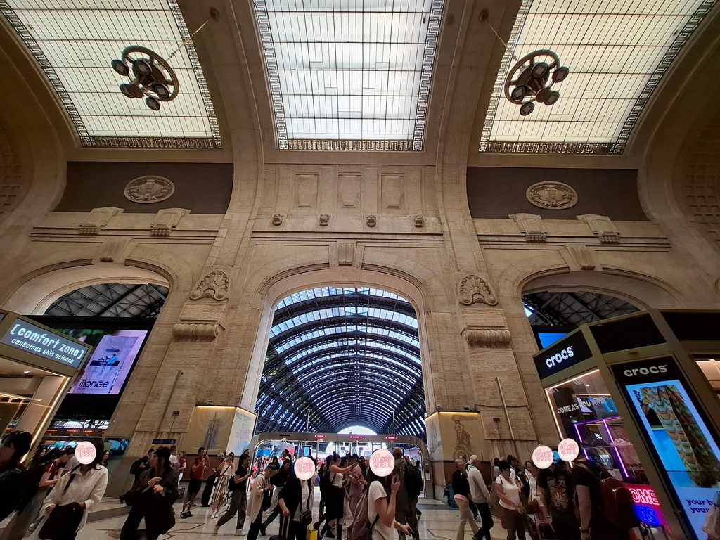 筆者が訪れたミラノでミラノ中央駅のホームに向かうゲートを撮った写真