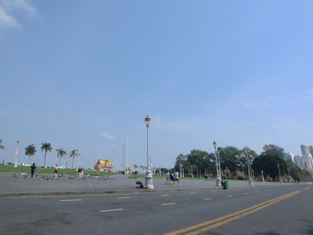 筆者がカンボジアのプノンペンで王宮を訪れた際に、トゥクトゥクで行って降りた王宮前広場の様子を撮った写真