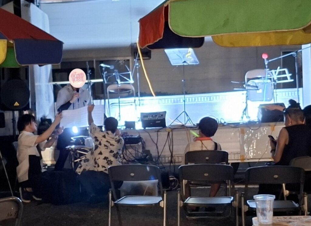 筆者が訪れた狭山市入間川七夕まつりで地元の商店会の出店イベント会場でカラオケ大会が開かれていたのを撮った写真