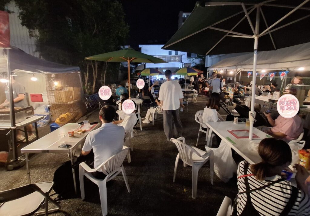 筆者が訪れた狭山市入間川七夕まつりで地元の商店会の出店イベント会場でカラオケ大会が開かれていたのを会場の入り口から撮った写真