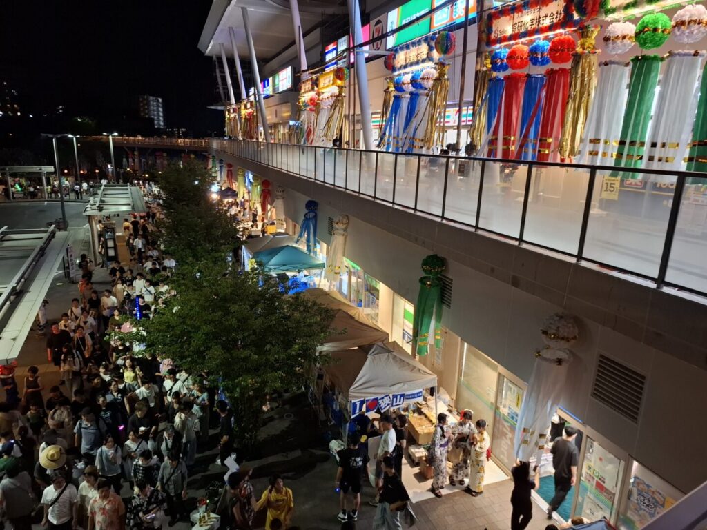 筆者が訪れた狭山市入間川七夕まつりで狭山市駅と七夕祭り会場との間の人の混雑ぶりを撮った写真