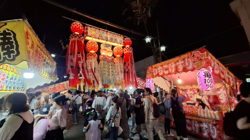 筆者が訪れた狭山市入間川七夕まつりでやらい飾りと多くの屋台と多くの人を撮った写真