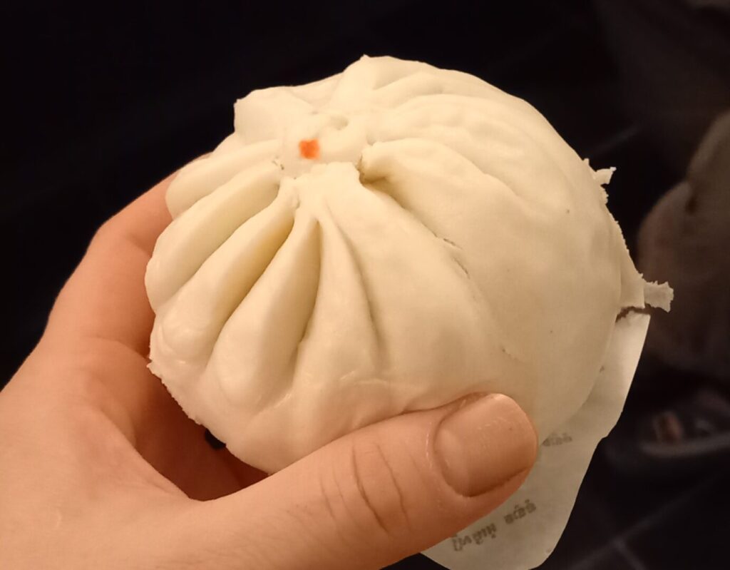 筆者が訪れたプノンペンのオルセーマーケット前にあるオルセーレストランで買ってホテルに持ち帰った肉まんの写真