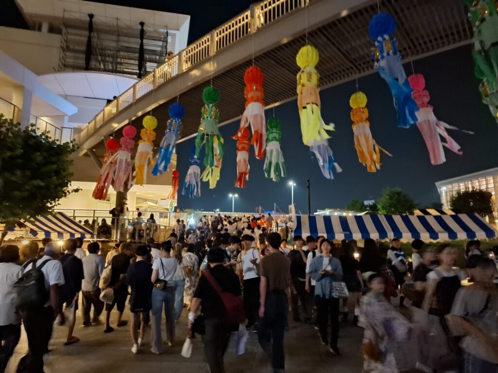 筆者が訪れた狭山市入間川七夕まつりで七夕祭り会場から狭山市駅に向かう混雑ぶりを撮った写真