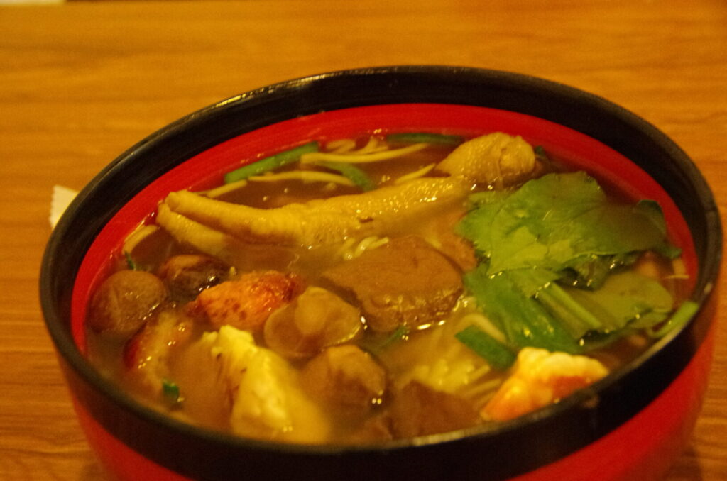 プノンペンのオールドマーケット近くの食堂で食べた麺料理を撮った写真