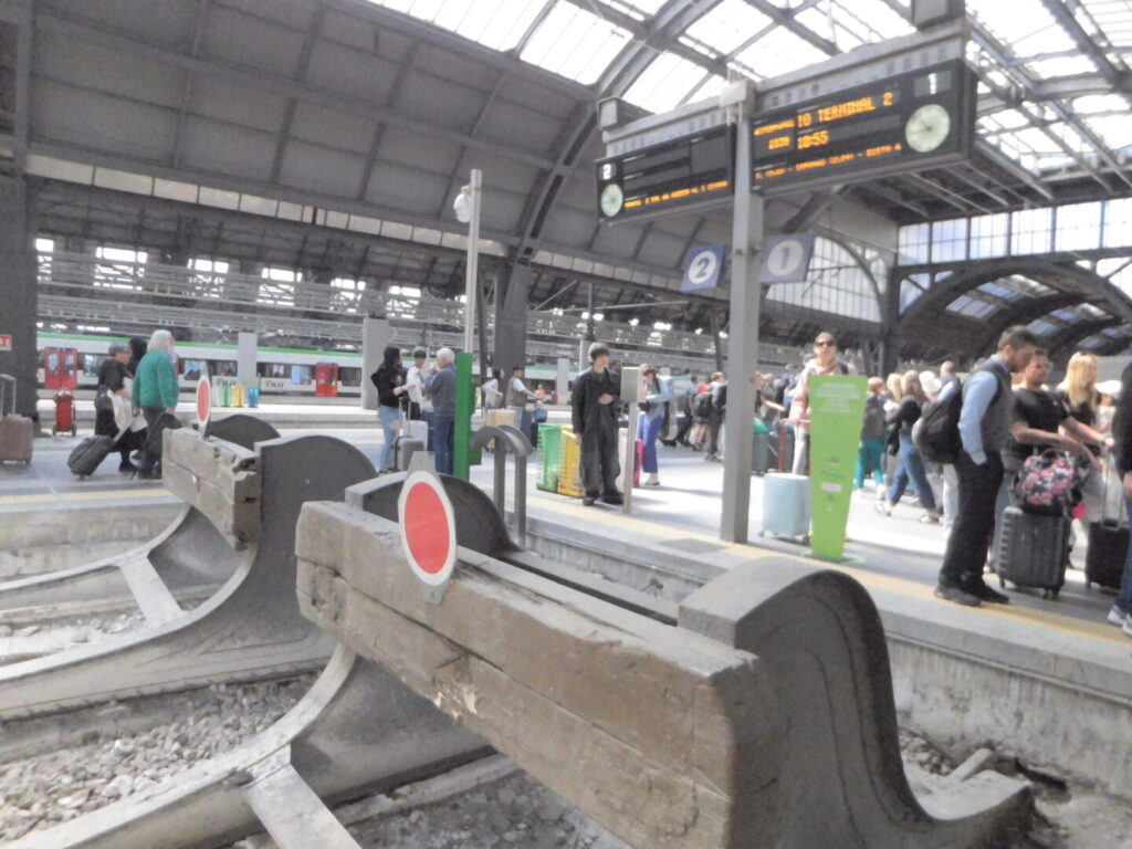 筆者がマルペンサ空港からミラノ中央駅行きのマルペンサエキスプレスに乗った際に、ミラノ中央駅に到着したときのホーム端の写真