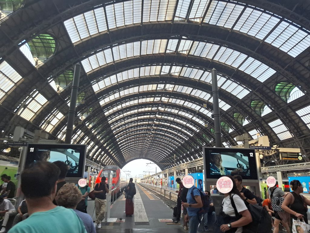 筆者が訪れたミラノ中央駅の改札内の様子で、ドーム型の屋根が美しく見える写真