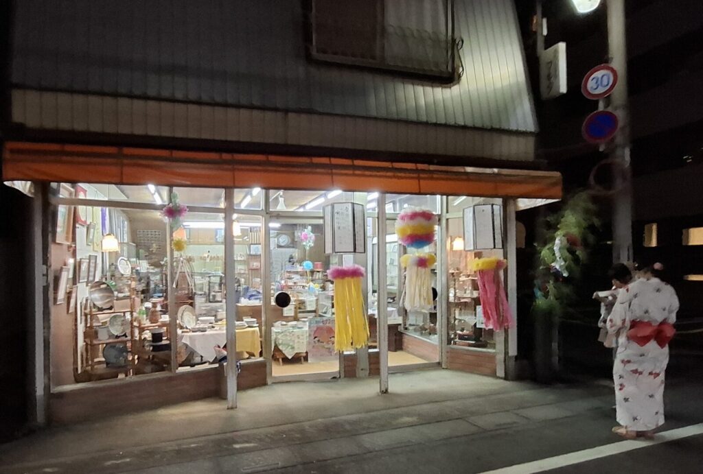 筆者が訪れた狭山市入間川七夕まつりで地元のお店とお店の前で浴衣の子供を撮った写真