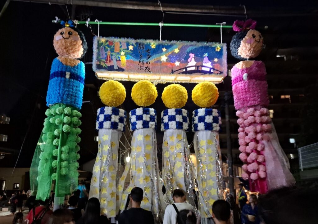 筆者が訪れた狭山市入間川七夕まつりで矢来飾りの構造がわかるような吹き流しを撮った写真