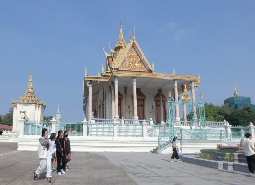 筆者がカンボジアのプノンペンで王宮を訪れた際にシルバーパゴダ本堂を横から撮った写真