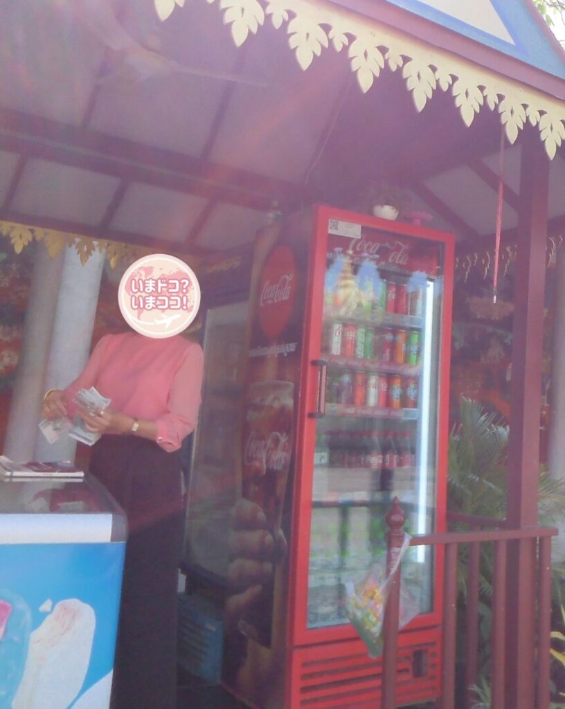 筆者がカンボジアのプノンペンで王宮を訪れた際にシルバーパゴダ裏の売店の様子を撮った写真
