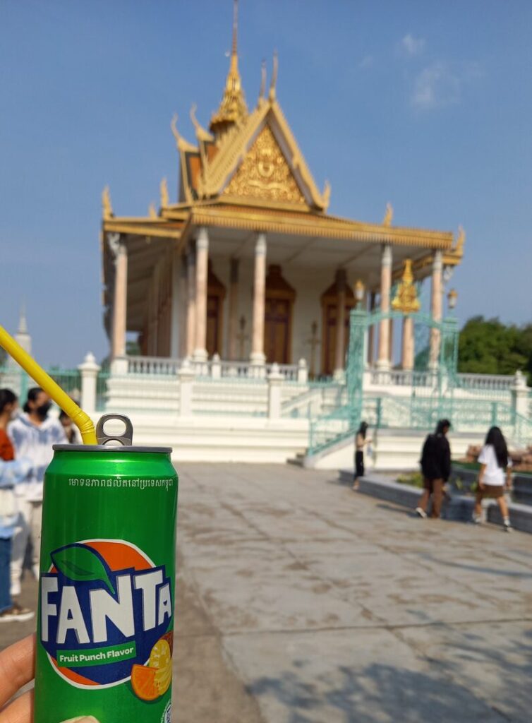 筆者がカンボジアのプノンペンで王宮を訪れた際にシルバーパゴダ裏の売店前からシルバーパゴダとファンタを撮った写真