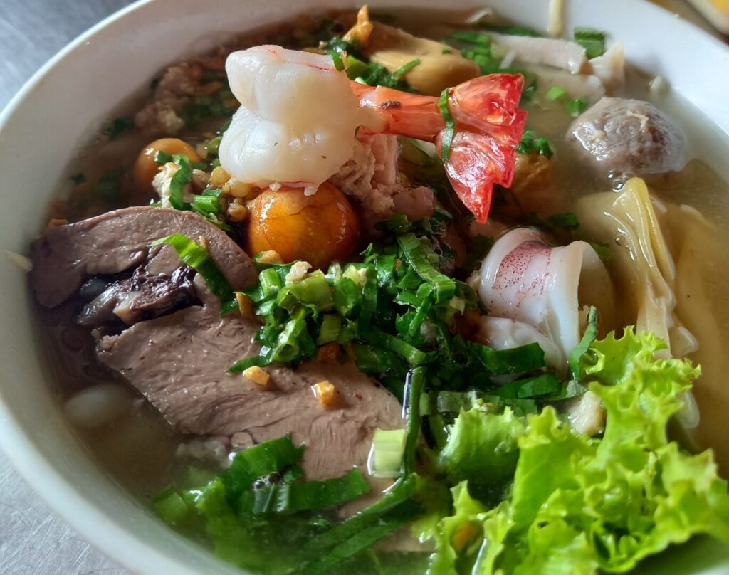 筆者が訪れたプノンペンのセントラルマーケットで食べた麺料理の写真