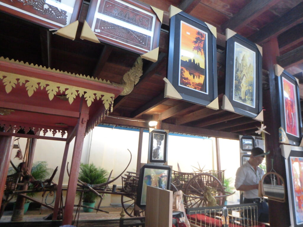 筆者がカンボジアのプノンペンで王宮を訪れた際にお土産売り場を撮った写真