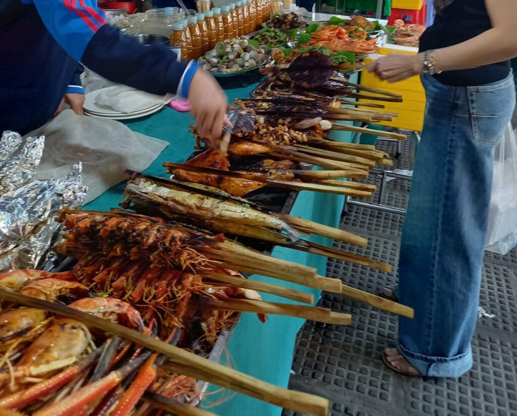 筆者が訪れたプノンペンのナイトマーケットで屋台の串焼きを撮った写真