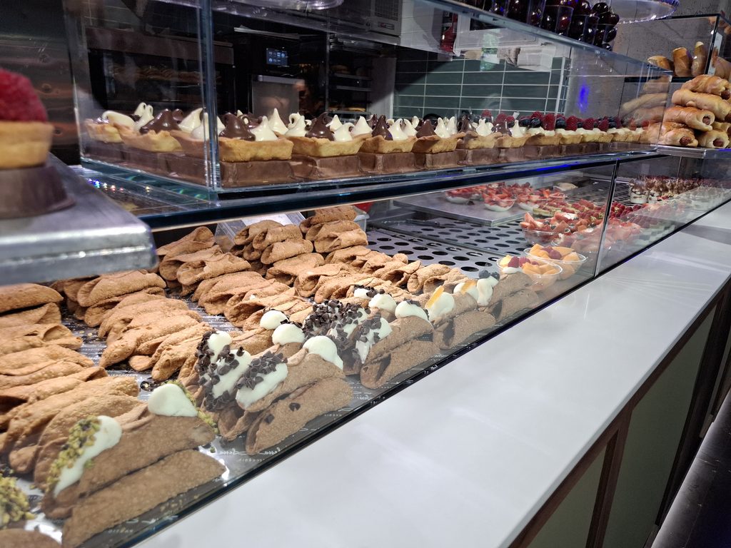 筆者が訪れたミラノ中央駅に隣接するフードコートでデザート専門店のショーケースを撮った写真