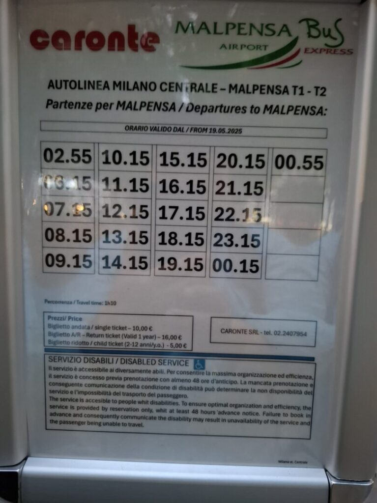 筆者が訪れたミラノ中央駅で、マルペンサ空港行きのCARONTE社の時刻表を撮った写真