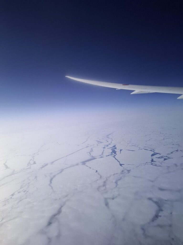 筆者が乗った羽田からミラノ行きの飛行機の中から見た北極圏の流氷の様子を撮った写真