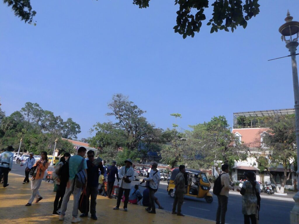 筆者がカンボジアのプノンペンで王宮を訪れた際に王宮の出口を出たところ付近の様子を撮った写真