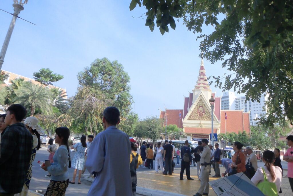 筆者がカンボジアのプノンペンで王宮を訪れた際に王宮の出口を出て右に進んだところの様子を撮った写真